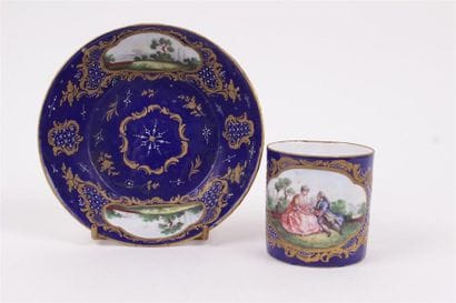 TASSE et SA SOUCOUPE en tôle émaillée à décor...