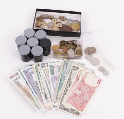 LOT de pièces de monaies et billets divers....
