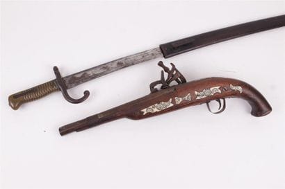PISTOLET, manche en bois et incrustations...
