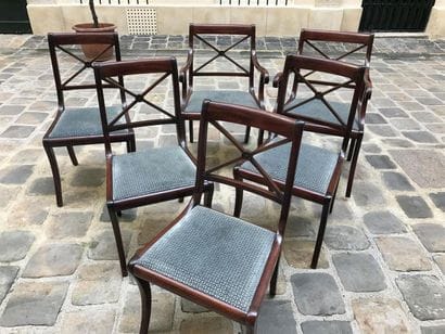 SUITE de quatre chaises et deux fauteils...
