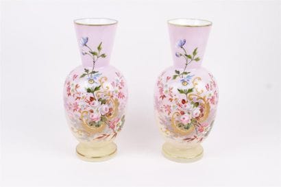 PAIRE DE VASES balustres sur piédouche en...