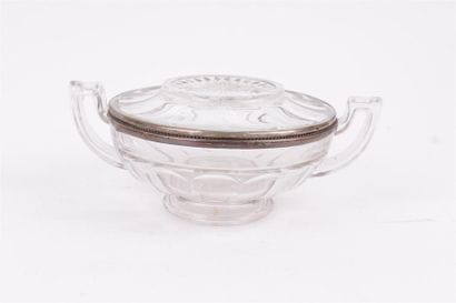 BONBONNIERE ET UN COUVERCLE en verre moulé...