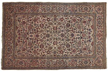 KESHAN 
Tapis en soie à fond ivoire à riche...