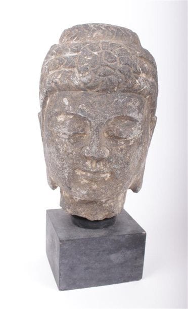 CHINE
Tête de divinité en pierre
H. 22 cm...