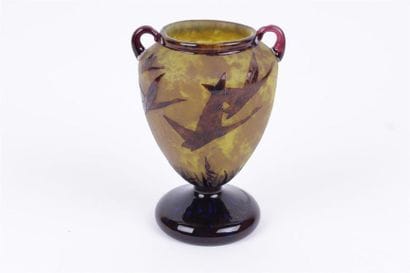 LE VERRE FRANCAIS 
Vase en verre multicouche...