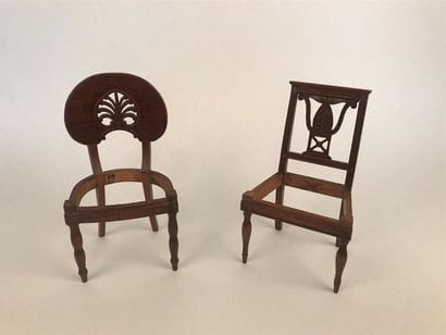 DEUX CHAISES de poupée en acajou à regarnir...