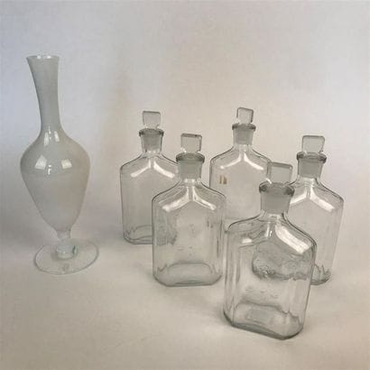 GUERLAIN 
Ensemble de cinq flacons en verre...