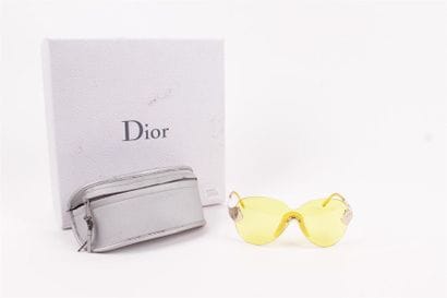 DIOR 
Paire de lunettes à monture en métal...
