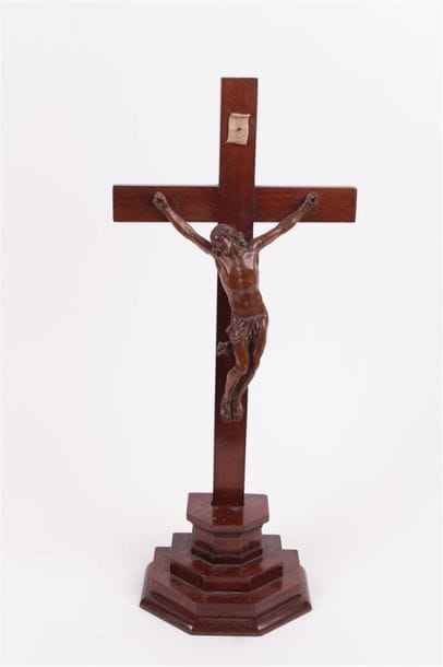 CHRIST à croix en bois sculpté 
H. 47 cm...