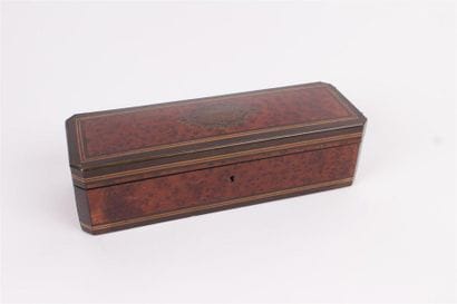 BOITE à gant en bois marqueté de filets d'encadrement...