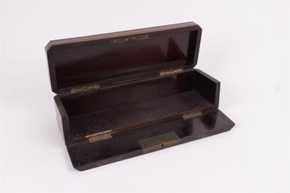 BOITE à gant en bois marqueté de filets d'encadrement...