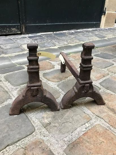 Paire de chenets en fonte 
H. 33 cm 