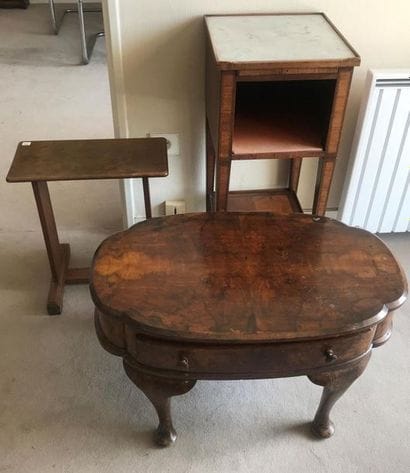 ENSEMBLE de trois petites tables en l'état...