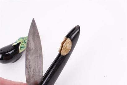 ENSEMBLE comprenant : couteau et salière...