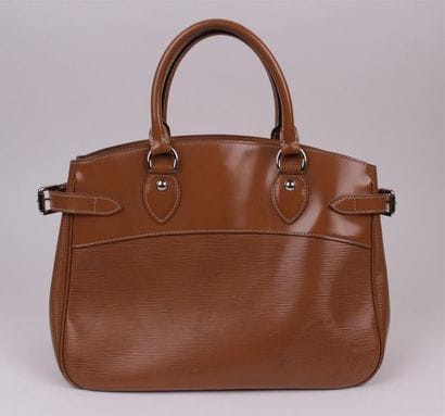 Louis VUITTON
Sac à main 31 cm en cuir épis...