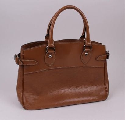 Louis VUITTON
Sac à main 31 cm en cuir épis...