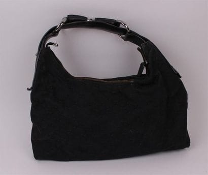 GUCCI 
Sac besace 28 cm en toile monogrammée...