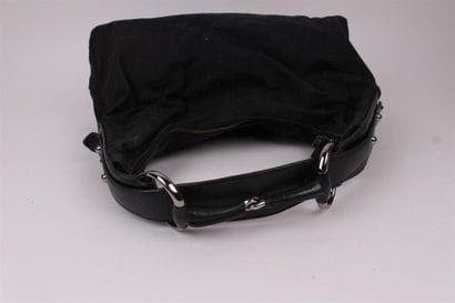 GUCCI 
Sac besace 28 cm en toile monogrammée...