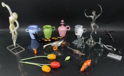 LOT d'environ cent objets en verre soufflé...