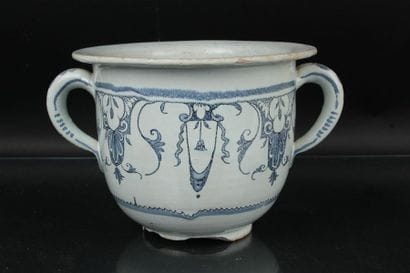 LOT comprenant : 
CACHE POT en faience à...