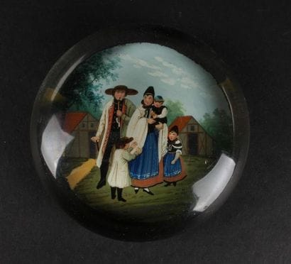 BOULE PRESSE PAPIER à décor d'une famille...