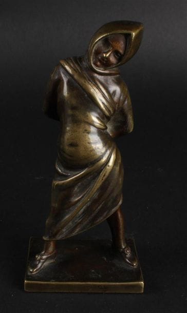 STATUETTE de frileuse en bronze à patine...