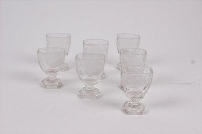 SEPT verres gravés à liqueur. 