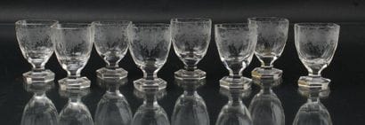 SEPT verres gravés à liqueur. 