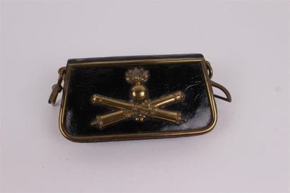 SABRETACHE à décor de deux canons surmontés...