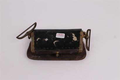 SABRETACHE à décor de deux canons surmontés...