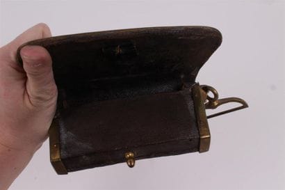 SABRETACHE à décor de deux canons surmontés...