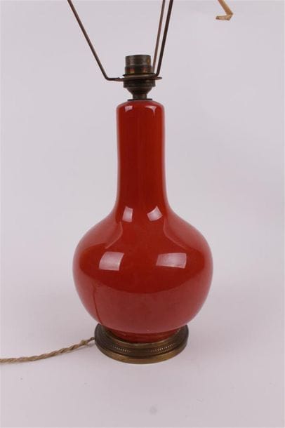 PIED DE LAMPE en céramique rouge. H. 28 cm...