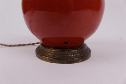 PIED DE LAMPE en céramique rouge. H. 28 cm...