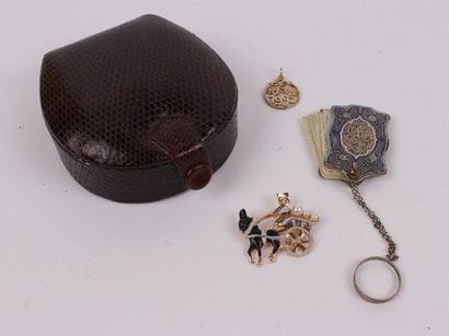 BOITE à bijoux contenant : 
- médaillon en...