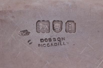 PLAT rond en argent anglais. 
Dubson Picadilly....