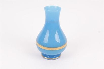 VASE en opaline. H. 20 cm. Usures d'or. 