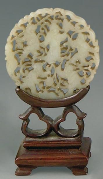 Médaillon en néphrite céladon à décor ajouré...