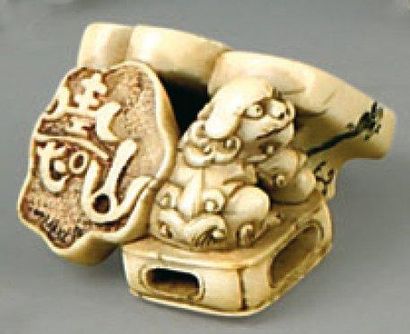 Netsuke en ivoire à patine jaune, ensemble...