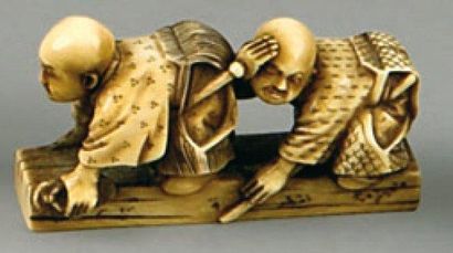 Netuske en ivoire à patine jaune, deux aveugles...