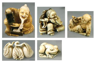 Quatre netsuke en ivoire, groupe de pêches,...