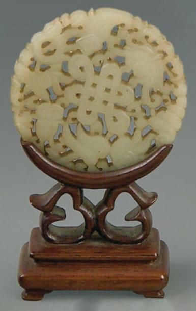 Médaillon en néphrite céladon à décor ajouré...