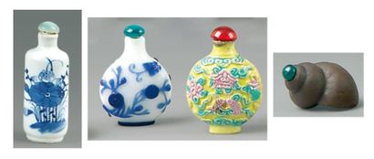 Quatre flacons tabatières, dont un en porcelaine...
