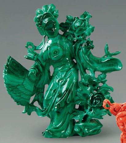 Statuette de jeune femme debout en malachite,...