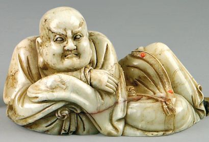 Statuette de budai couché en stéatite beige...