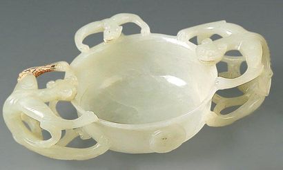 Coupe libatoire en néphrite céladon et rouille,...