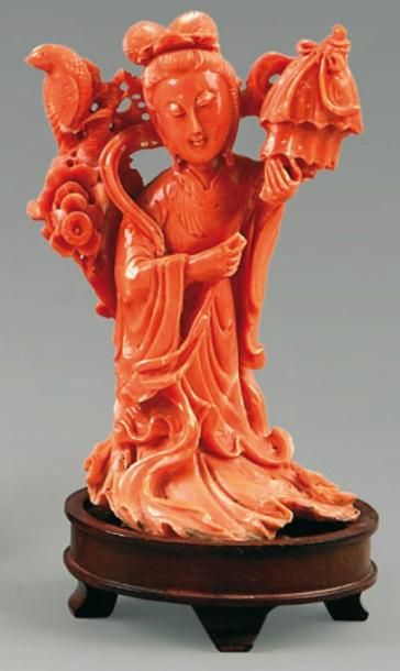 Statuette de jeune femme en corail rouge,...
