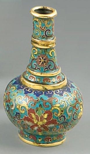 Petit modèle de vase en bronze doré et émaux...