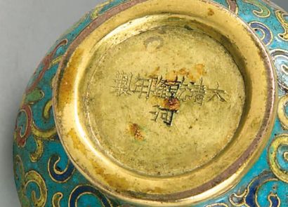 Petit modèle de vase en bronze doré et émaux...