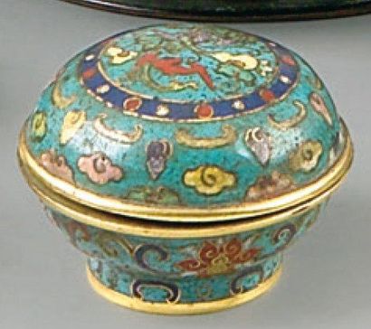 Petite boite ronde en bronze doré et émaux...