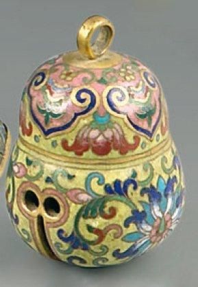 Petit modèle de grelot en bronze doré et...